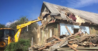 Промышленный демонтаж пристроек к дому в Курчатове | Цены от 581 руб. за м2